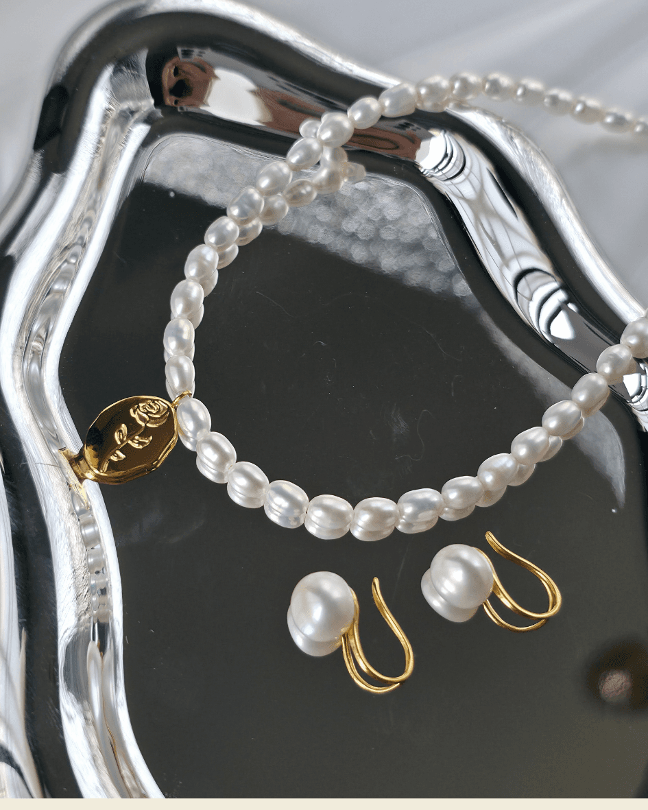 E03 ต่างหูไข่มุกแท้ ขนาด 9-10mm รุ่นClassic Hook ตัวเรือนเงินแท้ S925 ชุปทอง14k image 10
