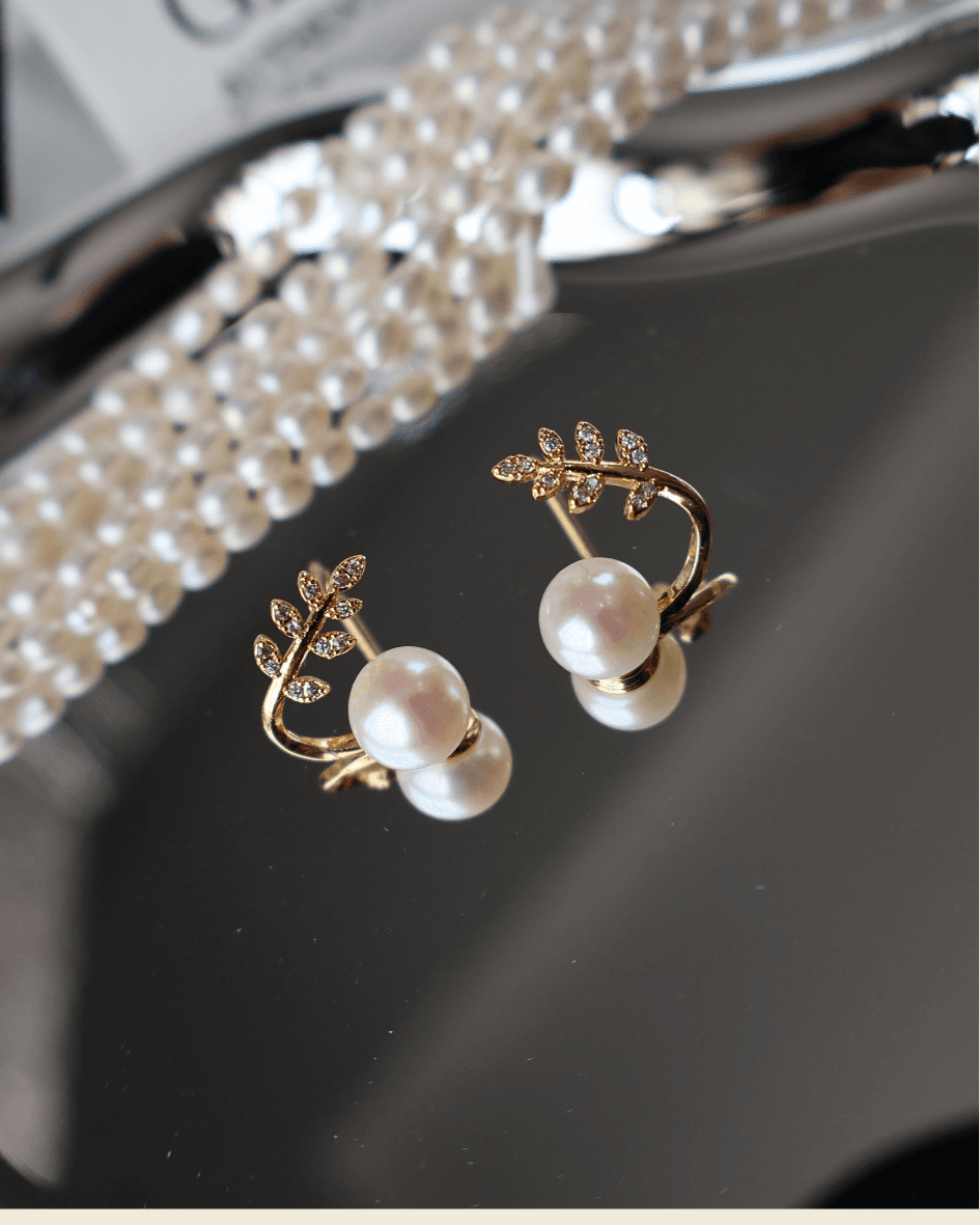 E08 ต่างหูไข่มุกแท้ รุ่น Laurel Pearl ตัวเรือนเงินแท้ชุบทองคำแท้ 18K / ฝังเพชร CZ image 4