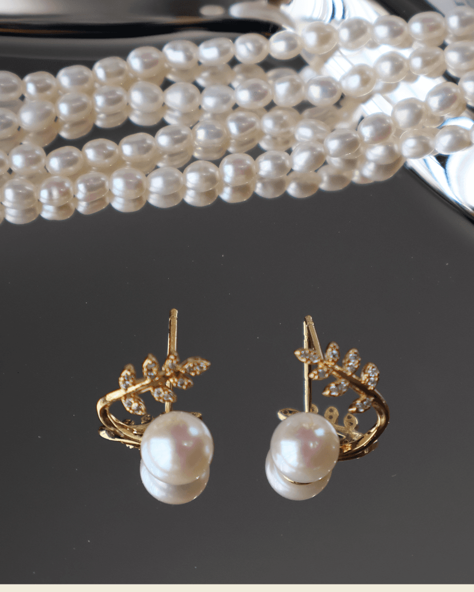 E08 ต่างหูไข่มุกแท้ รุ่น Laurel Pearl ตัวเรือนเงินแท้ชุบทองคำแท้ 18K / ฝังเพชร CZ image 5