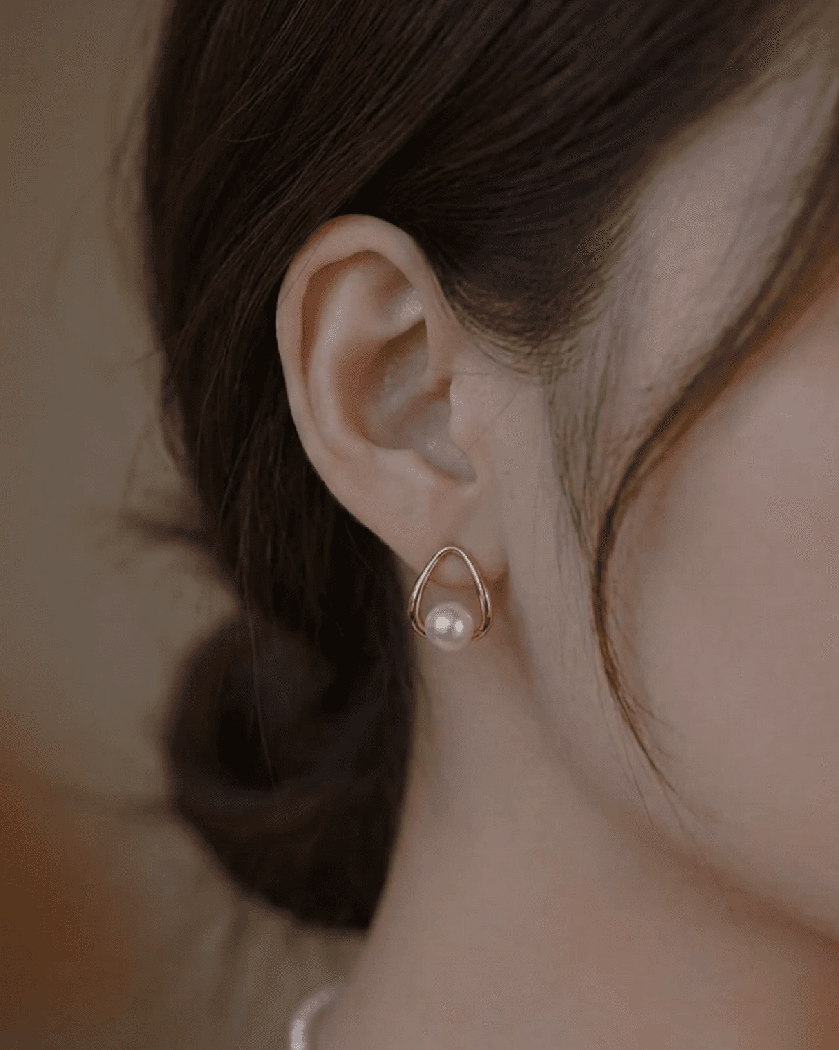 E09 ต่างหูไข่มุกแท้ รุ่น Chloe ตัวเรือนเงินแท้ ชุบทองคำแท้ 18k ปราศจากนิกเกิล image 3