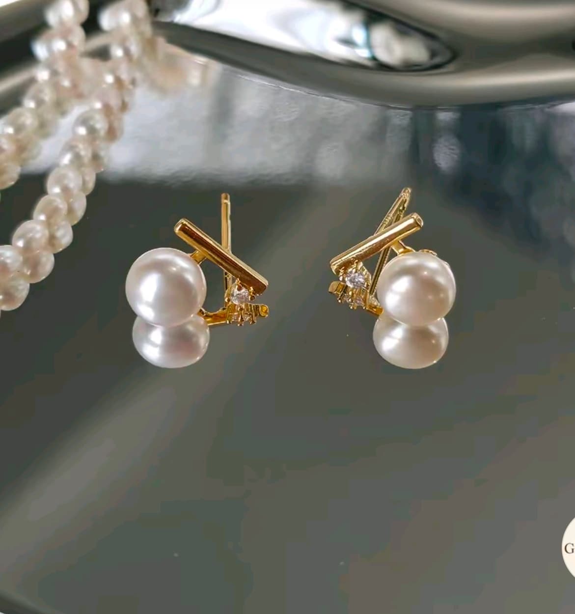 E10 ต่างหูไข่มุกแท้ รุ่น Linea Pearl ตัวเรือนเงินแท้ชุบทองคำแท้ 18K / ฝังเพชร CZ image 2
