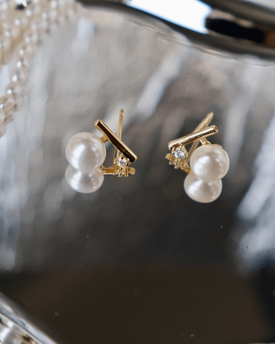 E10 ต่างหูไข่มุกแท้ รุ่น Linea Pearl ตัวเรือนเงินแท้ชุบทองคำแท้ 18K / ฝังเพชร CZ image 3